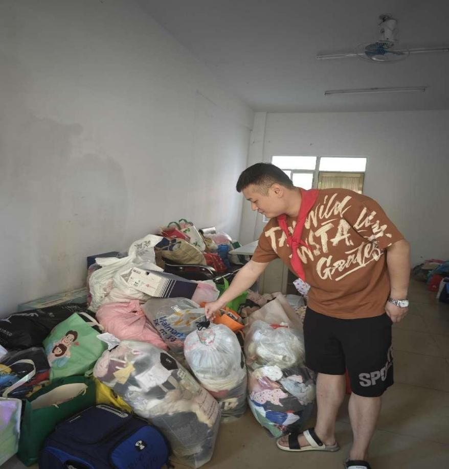“衣”份爱心 “衣”旧温暖 ――海南师范大学附属小学公益捐赠活动白沙行