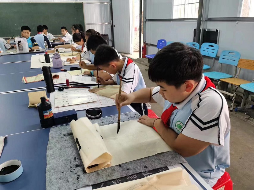 我校开展庆“六·一”现场绘画、书法比赛