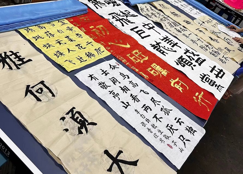 我校开展庆“六·一”现场绘画、书法比赛
