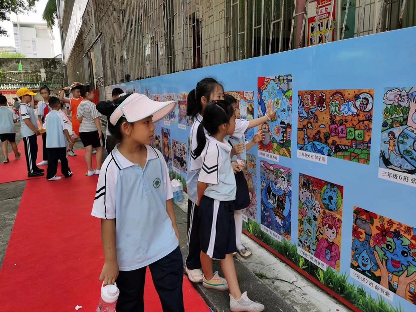 我校开展庆“六·一”现场绘画、书法比赛