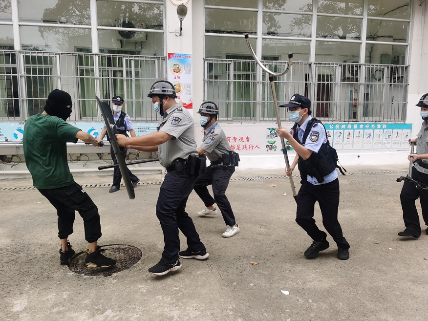 海口市琼山中介派出所张警官到我校对校警进行正规培训
