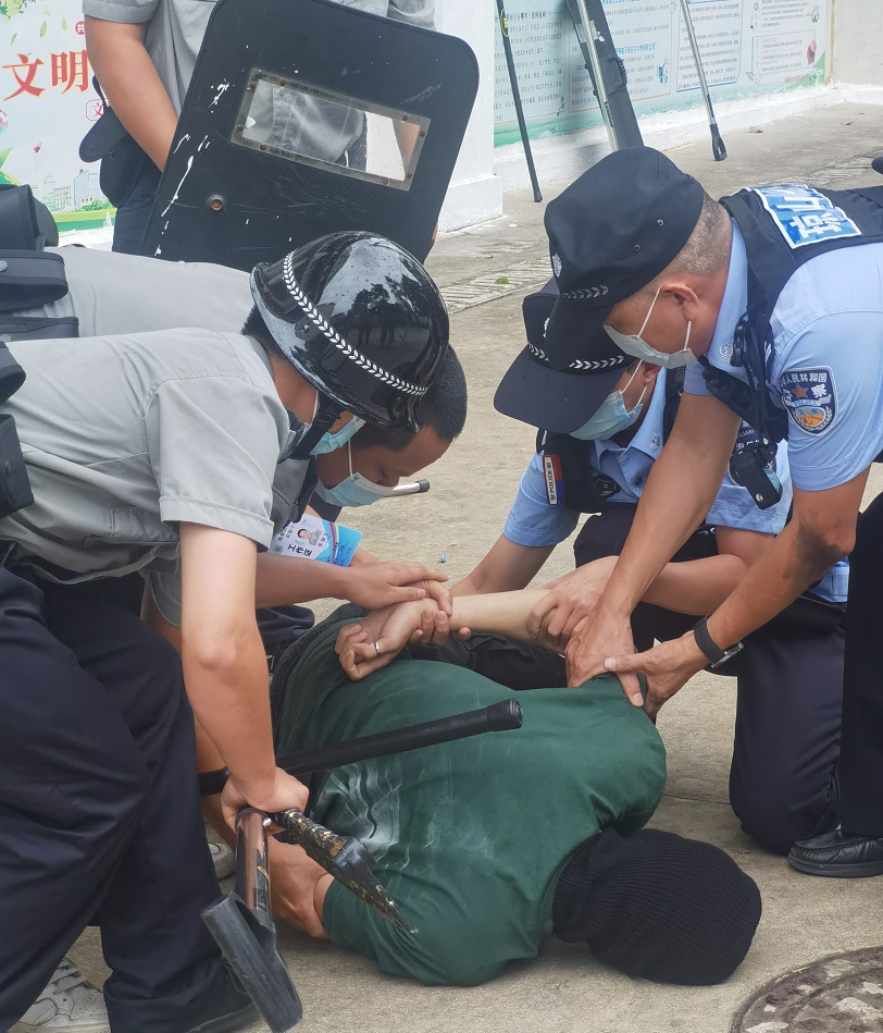 海口市琼山中介派出所张警官到我校对校警进行正规培训