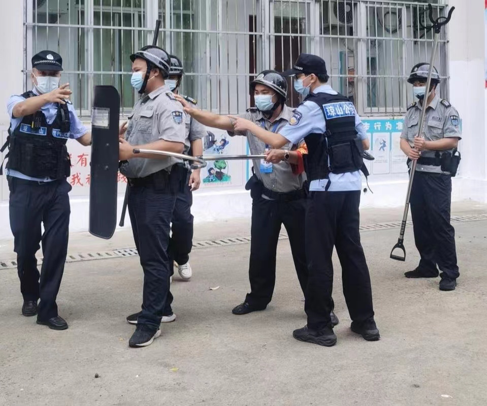 海口市琼山中介派出所张警官到我校对校警进行正规培训